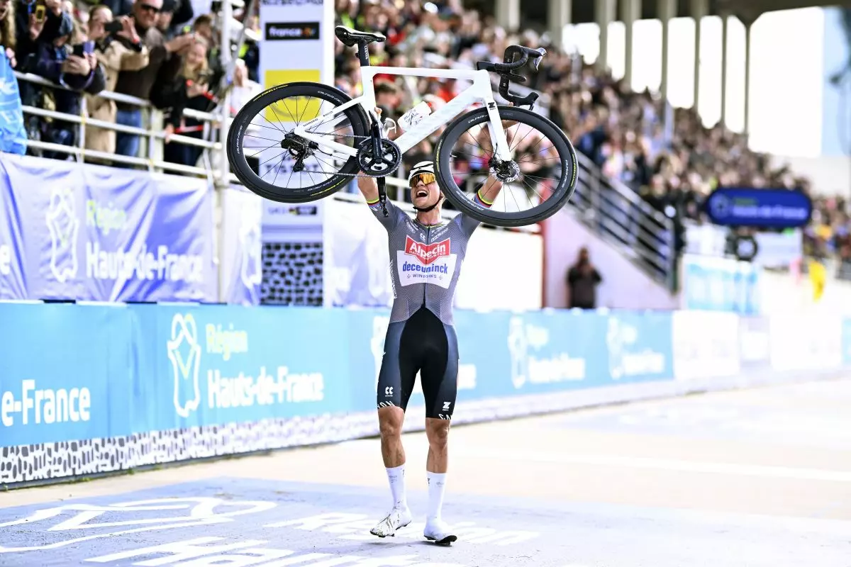 Alla Parigi-Roubaix vince ancora Van der Poel, 2° Pogacar Alla Parigi-Roubaix vince ancora Van der Poel, 2° Pogacar