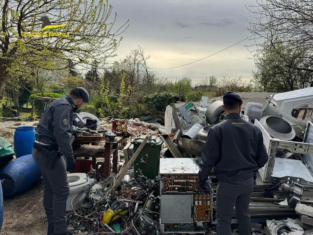Sequestrata nel padovano discarica abusiva rifiuti di 2.000 mq Sequestrata nel padovano discarica abusiva rifiuti di 2.000 mq