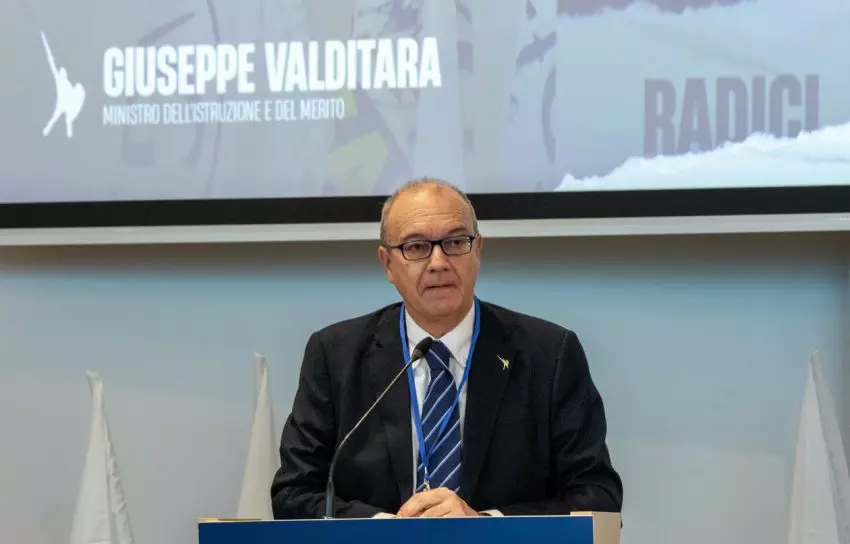Verifiche e compiti a casa, Valditara interviene con una circolare Verifiche e compiti a casa, Valditara interviene con una circolare