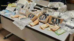 La Guardia di Finanza sequestra 27 kg di droga, era destinata a piazze di spaccio Toscana e Lombardia