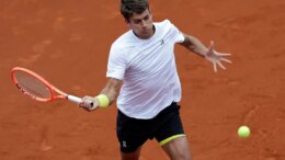 Sonego out all’esordio a Montecarlo, Martinez avanti in tre set
