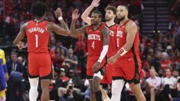 Boston e Cleveland portano la serie sul 2-0 nella notte Nba, Houston risponde a Golden State
