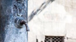 Coliche renali, rischio aumenta con caldo. Urologo: “Ogni bicchiere d’acqua lo riduce fino al 13%”