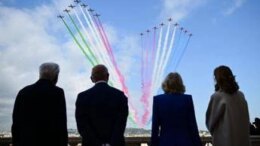 Carlo e Camilla da Mattarella, Frecce Tricolori e Red arrows nel cielo di Roma
