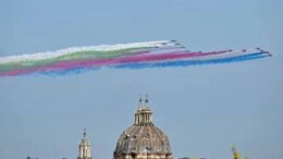 Carlo e Camilla da Mattarella, Frecce Tricolori e Red arrows sorvolano il Quirinale