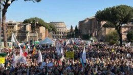 Corteo M5S a Roma contro il riarmo: “Siamo 100mila”. Conte: “Piano è follia, in piazza per dire no”