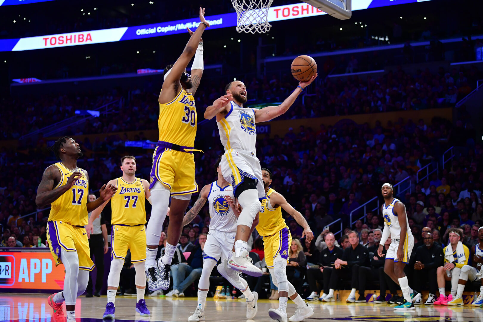 Golden State torna a battere i Lakers, Morant croce e delizia Golden State torna a battere i Lakers, Morant croce e delizia