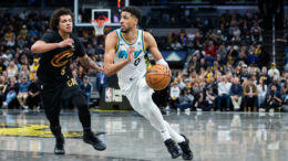 Indiana batte Cleveland e vola a Est, Detroit affonda i Knicks