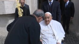 Il Papa a sorpresa in piazza San Pietro “Buona Settimana Santa”