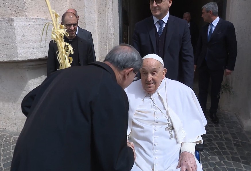 Il Papa a sorpresa in piazza San Pietro “Buona Settimana Santa” Il Papa a sorpresa in piazza San Pietro “Buona Settimana Santa”