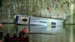Pullman nel Po a Torino, autopsia: “L’autista è morto per un malore”