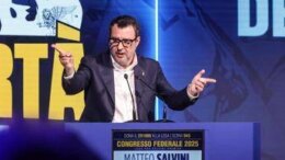 Lega, Salvini acclamato segretario. Ora il Viminale nel mirino: “Sono disponibile”