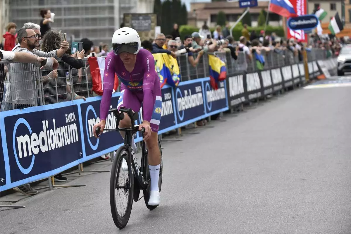 Hoole vince la crono di Pisa, Del Toro resta maglia rosa Hoole vince la crono di Pisa, Del Toro resta maglia rosa