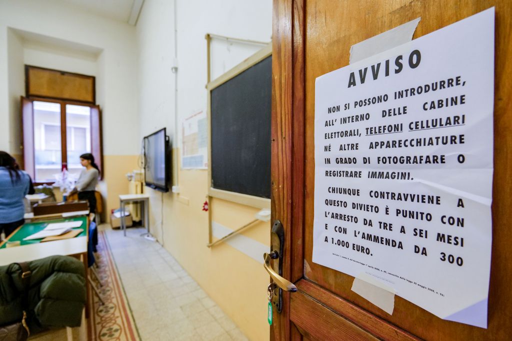 Riaperti i seggi per le Amministrative. Affluenza in calo al 43,85% Riaperti i seggi per le Amministrative. Affluenza in calo al 43,85%