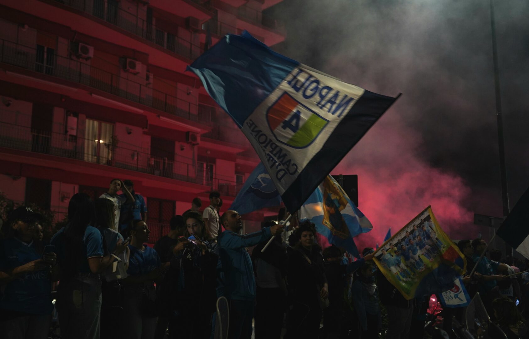 Napoli esplode di gioia, la festa Scudetto dura fino all’alba / Video Napoli esplode di gioia, la festa Scudetto dura fino all’alba / Video