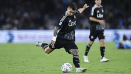 Strefezza firma la quinta vittoria consecutiva del Como, Parma sconfitto al Tardini