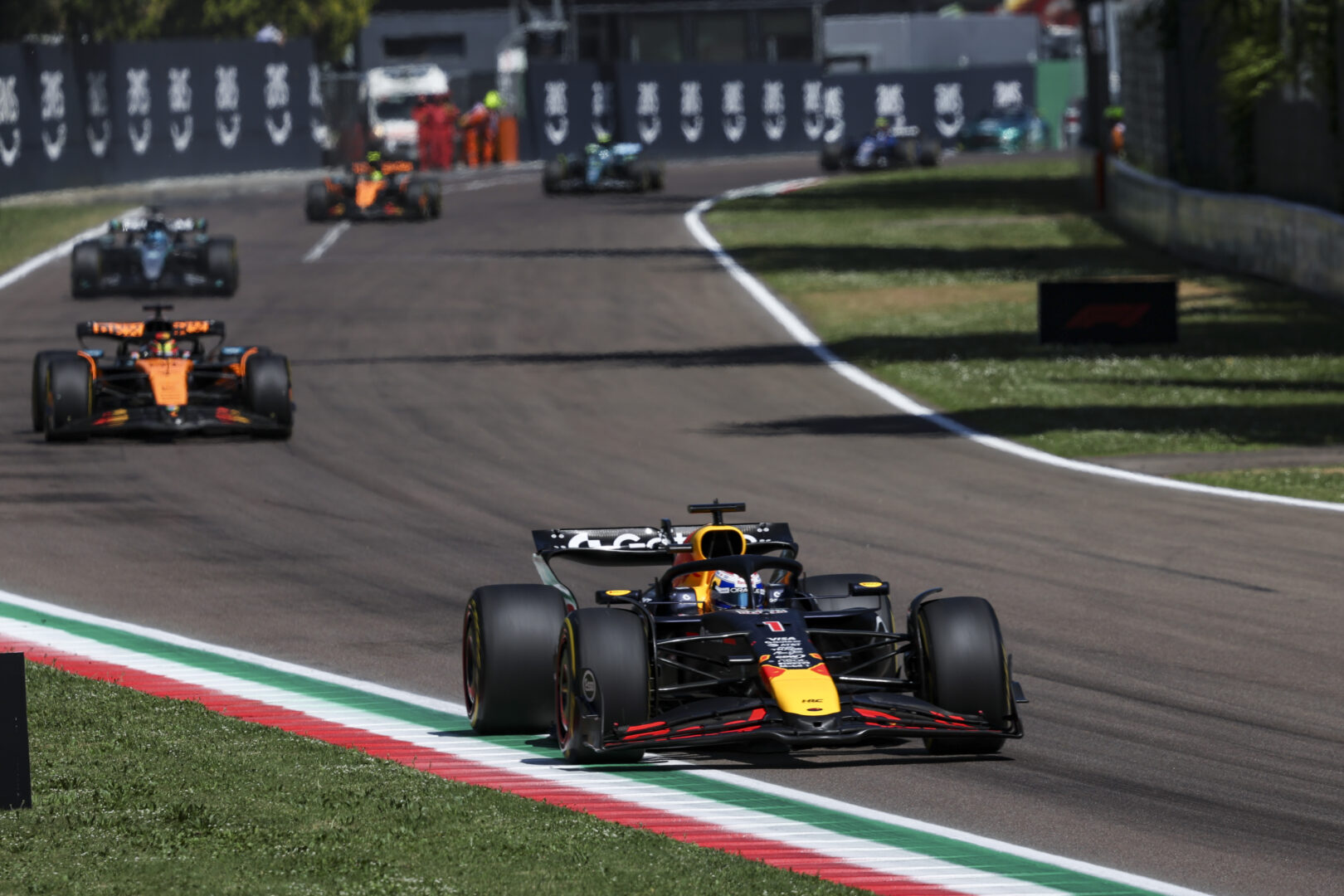 Verstappen trionfa a Imola davanti a Norris, Hamilton risale fino al 4° posto Verstappen trionfa a Imola davanti a Norris, Hamilton risale fino al 4° posto