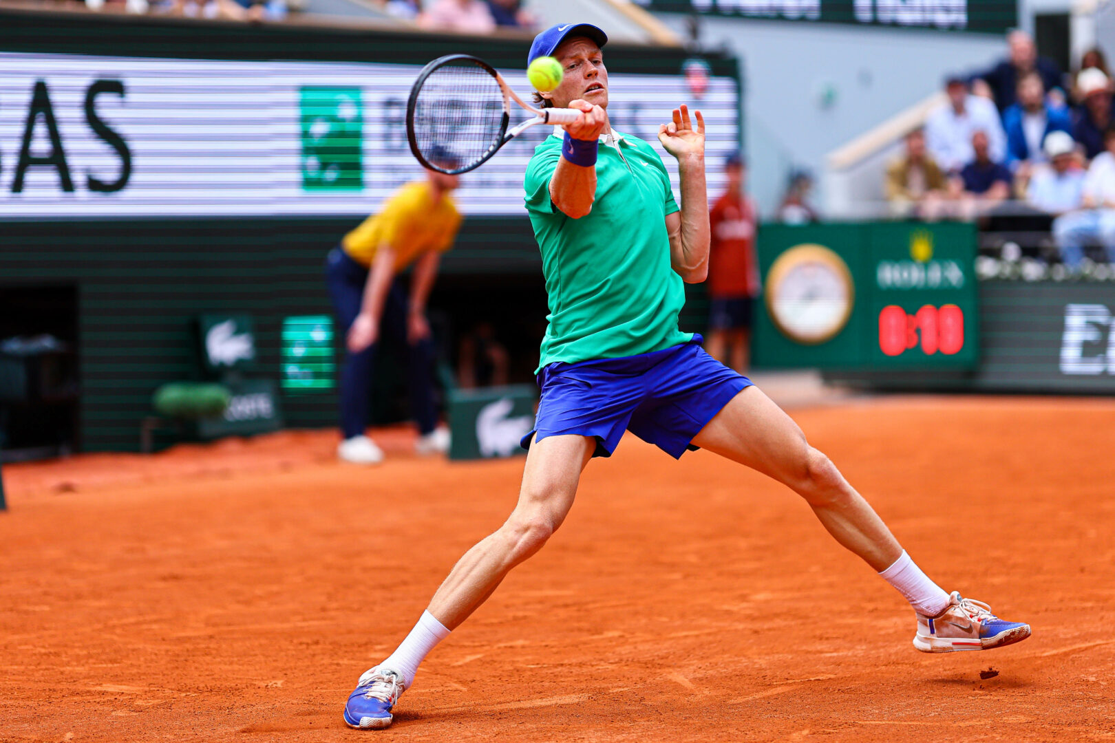 Sinner senza problemi vola al terzo turno del Roland Garros, Cobolli vince il derby con Arnaldi Sinner senza problemi vola al terzo turno del Roland Garros, Cobolli vince il derby con Arnaldi