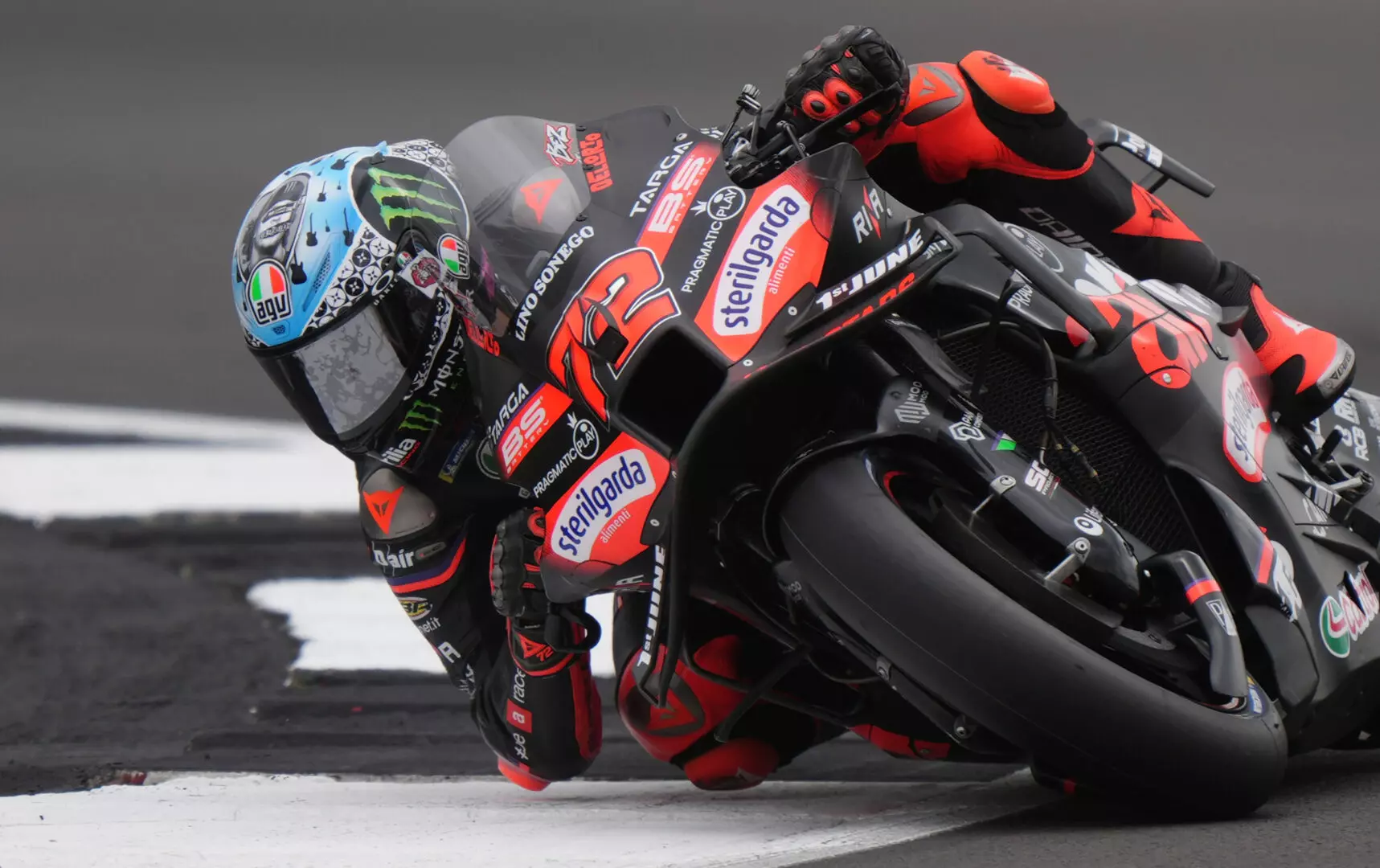 Bezzecchi trionfa a Silverstone, ritiro per Bagnaia e Quartararo Bezzecchi trionfa a Silverstone, ritiro per Bagnaia e Quartararo