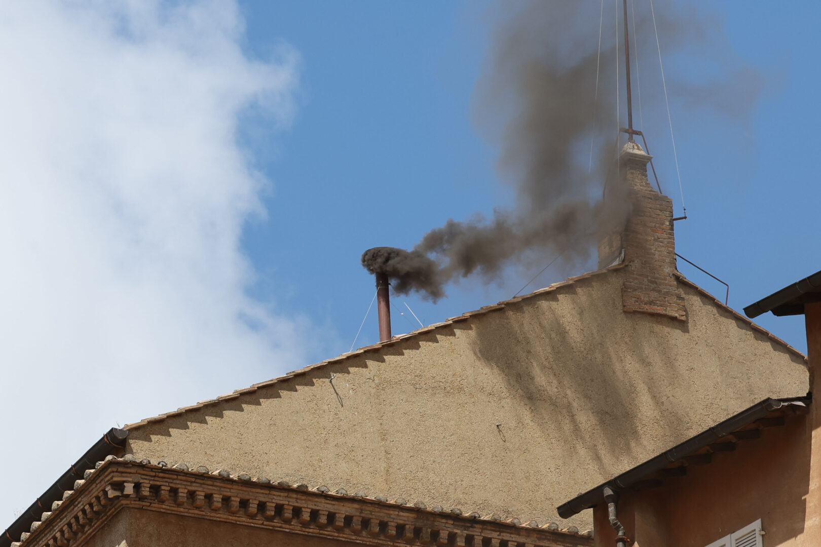 Fumata nera in mattinata, attesa per le votazioni del pomeriggio Fumata nera in mattinata, attesa per le votazioni del pomeriggio