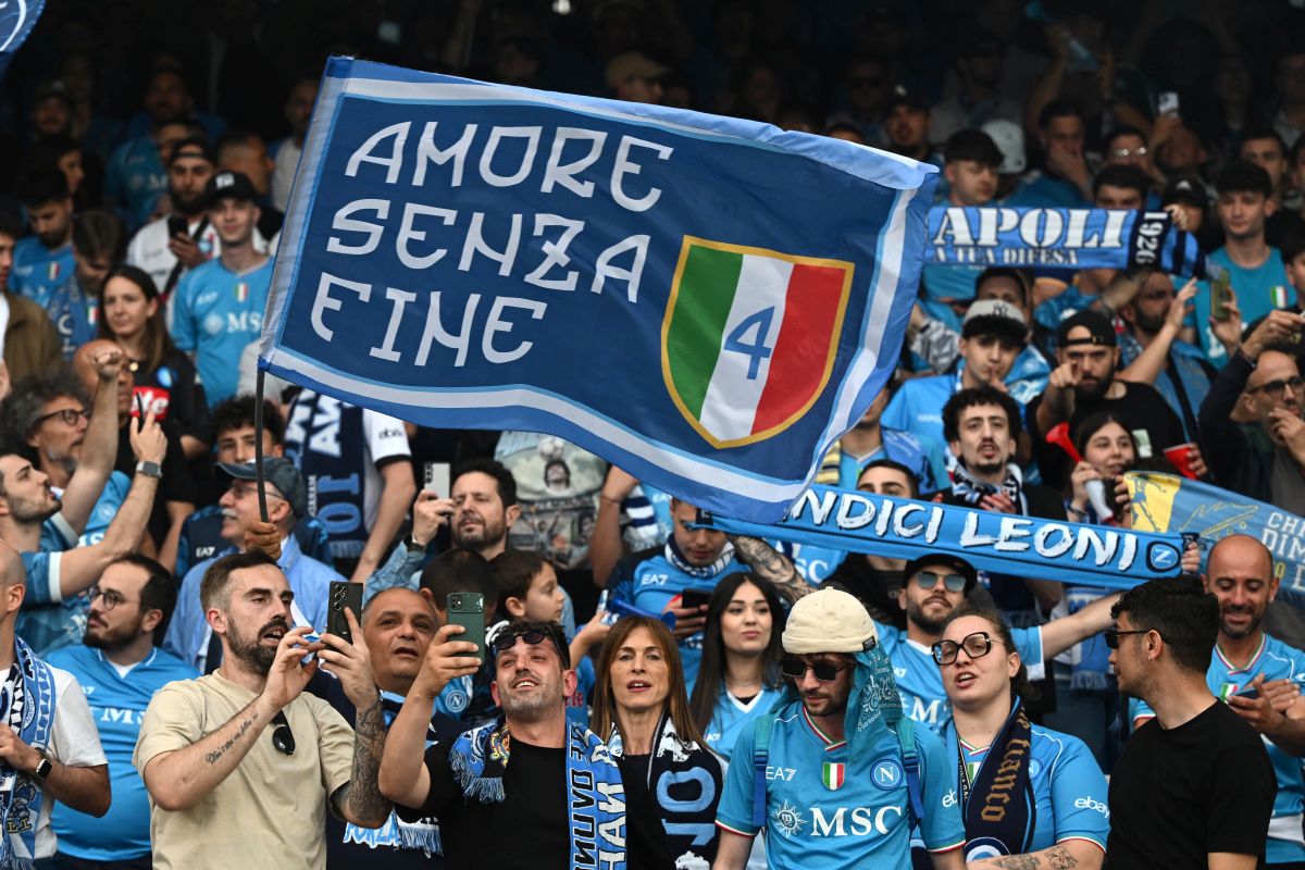 Il Napoli è campione d’Italia, 2-0 al Cagliari e festa al Maradona Il Napoli è campione d’Italia, 2-0 al Cagliari e festa al Maradona