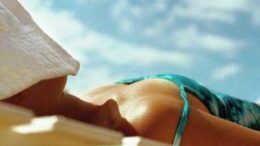 Melanoma, bastano 5 scottature a 15-20 anni per aumento rischio dell’80%: i 7 errori da evitare