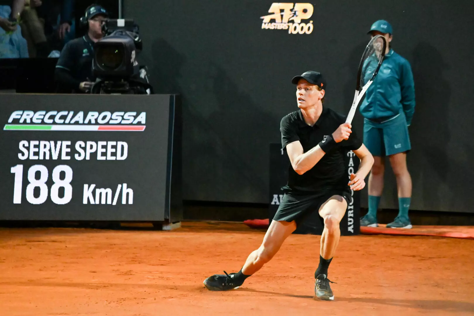 Sinner vince e infiamma Roma al ritorno in campo, bene Berrettini e Paolini Sinner vince e infiamma Roma al ritorno in campo, bene Berrettini e Paolini