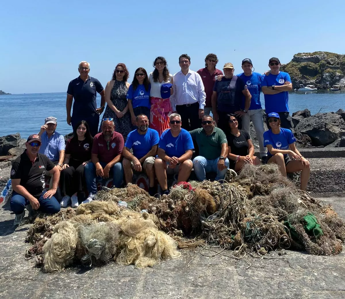 Dalle acque di Aci Castello rimossi oltre 600 metri di reti fantasma Dalle acque di Aci Castello rimossi oltre 600 metri di reti fantasma