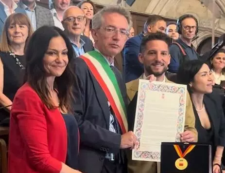 Conferita la cittadinanza onoraria di Napoli a Dries Mertens Conferita la cittadinanza onoraria di Napoli a Dries Mertens