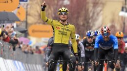Kooij vince l’ultima tappa del Giro d’Italia, a Roma si celebra il trionfo di Simon Yates
