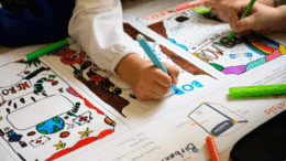 COMUNICATO STAMPA SPONSORIZZATO – Il Caffè del Birbantello 2025, gli insegnanti diventano eroi quotidiani I bambini disegnano una special edition di Caffè Borbone dedicata al tema dell’insegnante-eroe