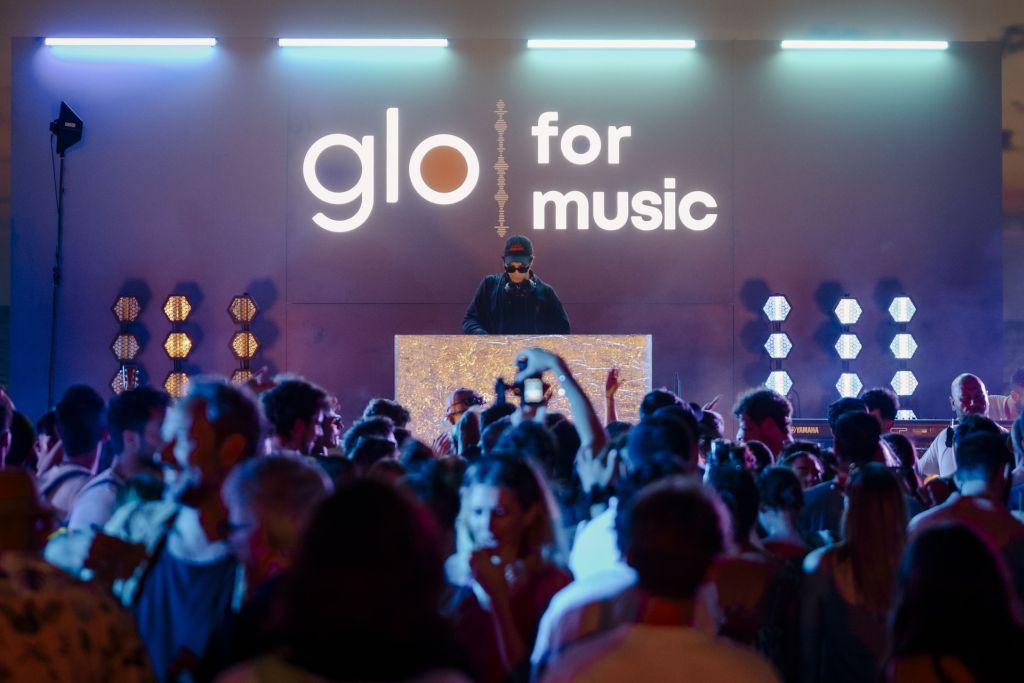 “glo for music”, a Fregene esibizione live a sorpresa di Tananai “glo for music”, a Fregene esibizione live a sorpresa di Tananai