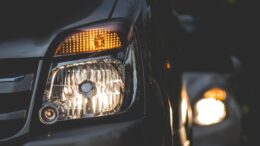 Sicurezza sulla strada? Migliorare i sistemi d’illuminazione di auto e città