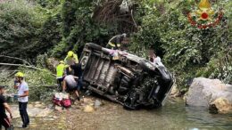 Incidente nel vicentino, pulmino con disabili precipita nel fiume: otto feriti, uno è grave