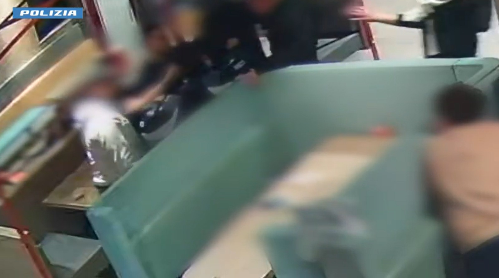 Aggressione omofoba in fast food a Catania, due misure cautelari Aggressione omofoba in fast food a Catania, due misure cautelari