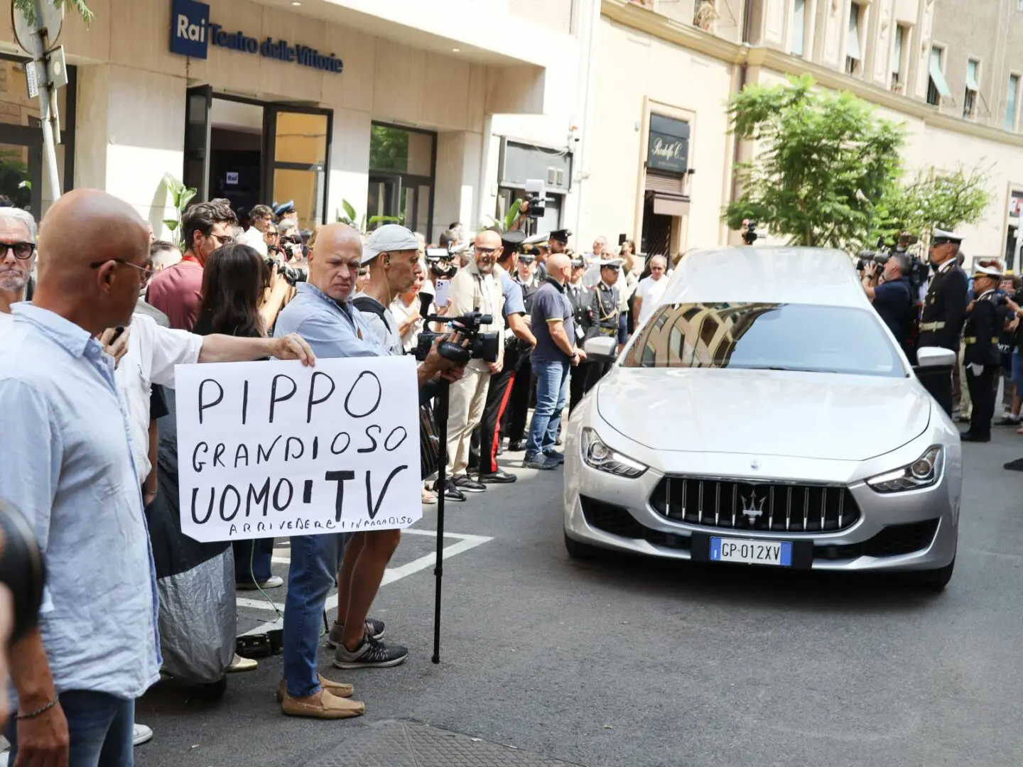 A Militello l’ultimo saluto a Pippo Baudo, alle 9 apre camera ardente A Militello l’ultimo saluto a Pippo Baudo, alle 9 apre camera ardente
