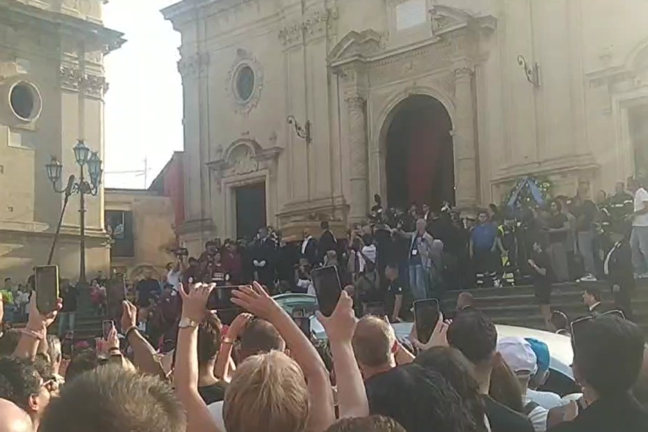 In migliaia a Militello per l’ultimo applauso a Pippo Baudo In migliaia a Militello per l’ultimo applauso a Pippo Baudo