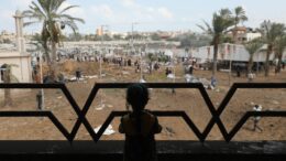 Gaza, al-Jazeera: 19 morti in raid di Israele, 17 erano sfollati in tendopoli di Khan Yunis