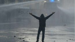 Francia, caos al Festival del teatro di strada di Aurillac, scontri tra polizia e circa 300 black bloc