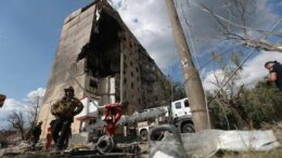 Ucraina, nuovi raid di Mosca. Kiev: “Colpite due raffinerie di petrolio in Russia”