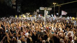 Gaza, Netanyahu non parla di tregua: avanti offensiva. A Tel Aviv 350mila in piazza per gli ostaggi