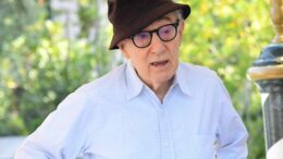 Ucraina ‘cancella’ Woody Allen dai teatri: “La cultura non copra crimini”