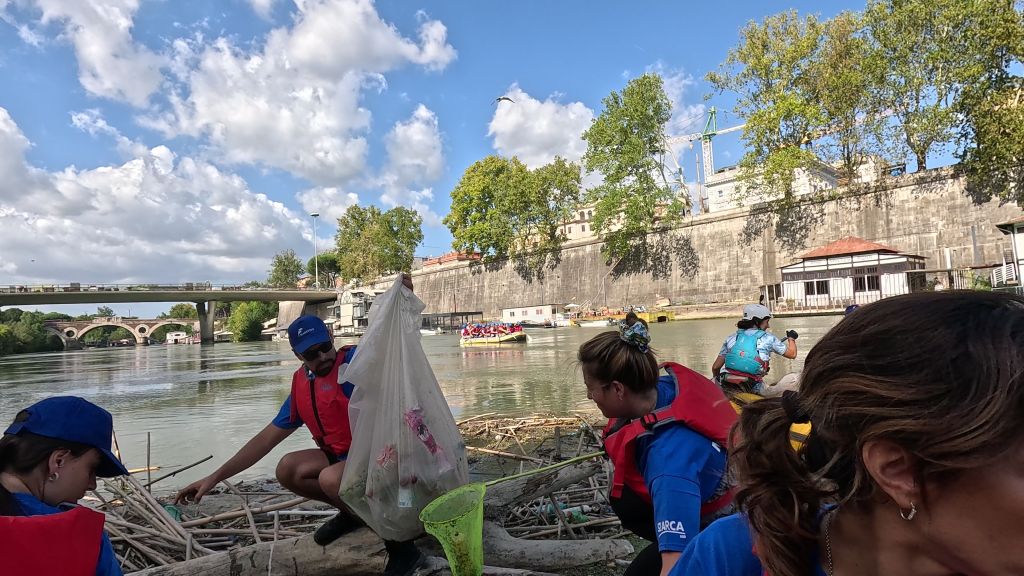 “Arca Blue Leaders”, rimossi 100 kg di rifiuti galleggianti sul Tevere “Arca Blue Leaders”, rimossi 100 kg di rifiuti galleggianti sul Tevere