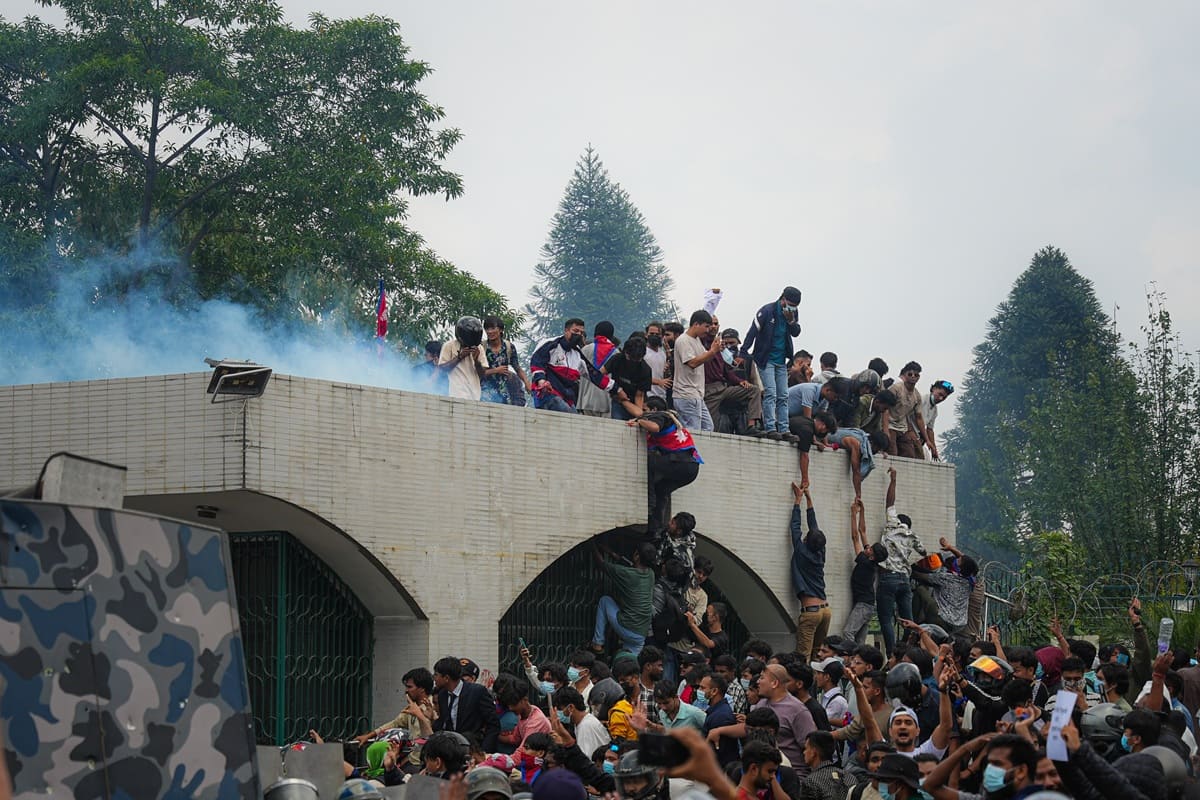 Proteste in Nepal, premier si dimette mentre si aggrava il bilancio Proteste in Nepal, premier si dimette mentre si aggrava il bilancio