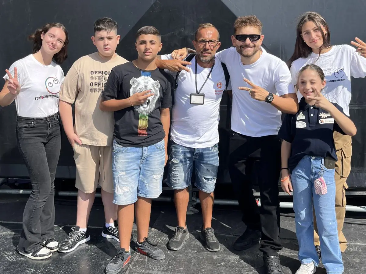 Caivano, scuola inizia con racconti radio da pulmino bruciato da camorra Caivano, scuola inizia con racconti radio da pulmino bruciato da camorra