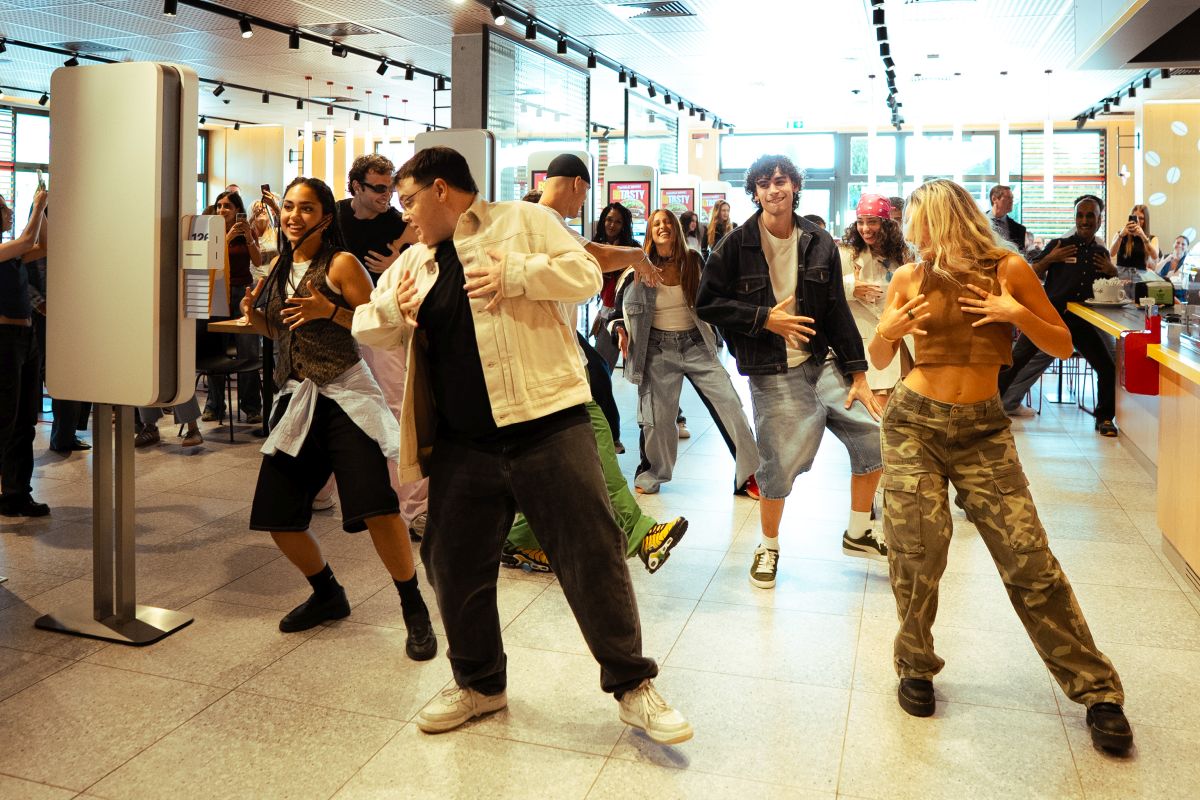 McDonald’s, la “Salvaeuro Wallet Dance” contagia i ristoranti d’Italia McDonald’s, la “Salvaeuro Wallet Dance” contagia i ristoranti d’Italia