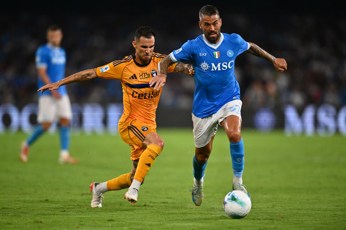Il Napoli fatica ma batte il Pisa e resta solo in testa Il Napoli fatica ma batte il Pisa e resta solo in testa
