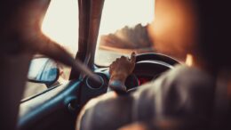 Guida in stato di ebbrezza: arriva l’Alcolock, costi e regole per gli automobilisti