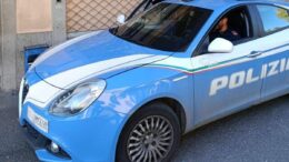 Non gli permette di giocare alle slot, baby gang ‘in rosa’ aggredisce titolare bar