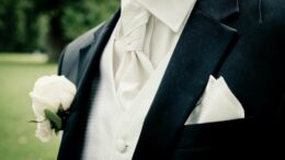 Il viaggio dell’abito da sposo: dalla scelta alla cerimonia